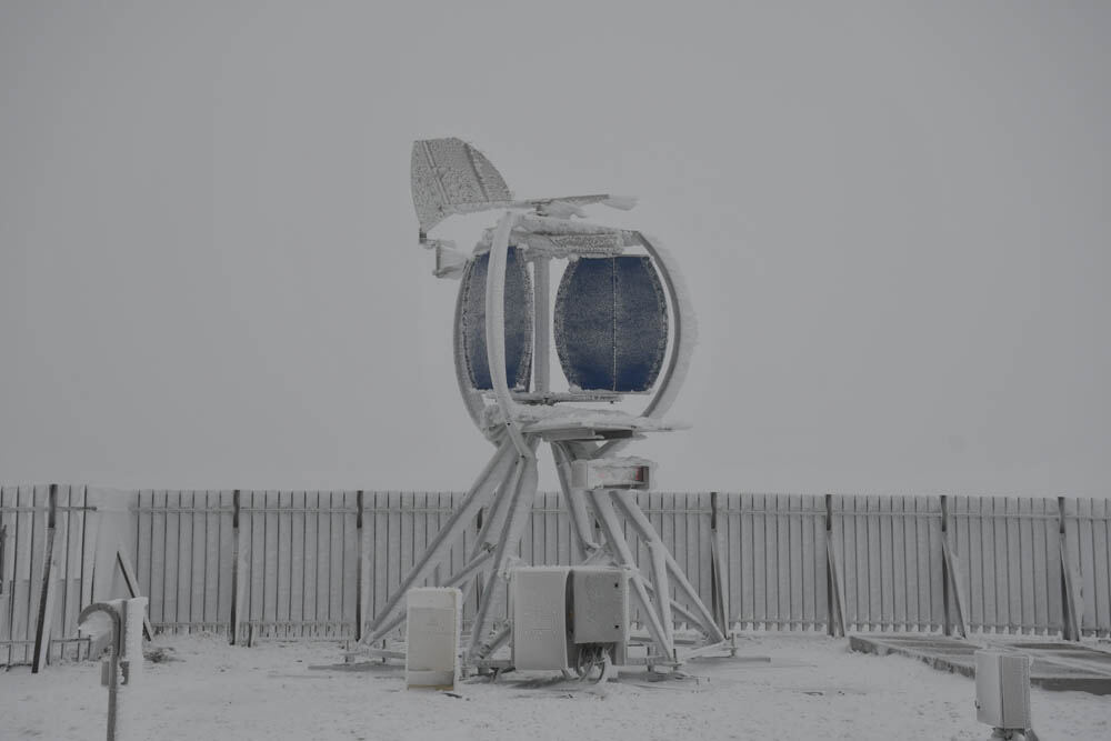 Éolienne à axe vertical givrée en hiver