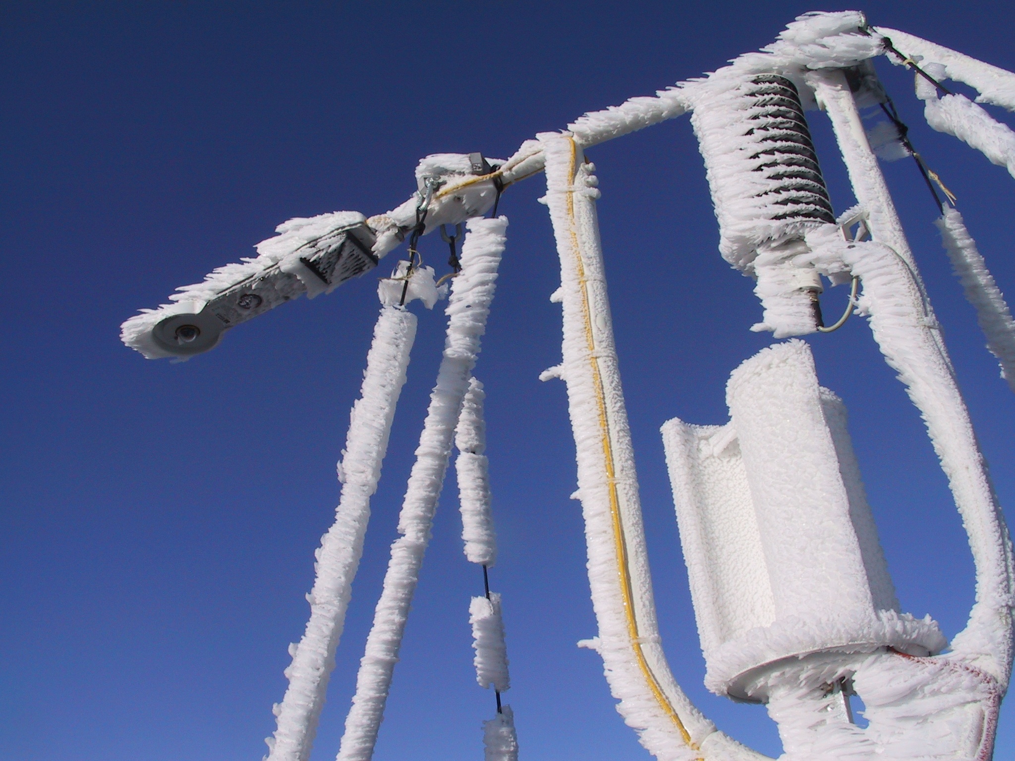 Mât de mesures météo BEAR entièrement givré sur le site du Mont Aigoual