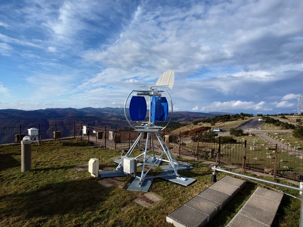 Éolienne à axe vertical en essai au sommet
