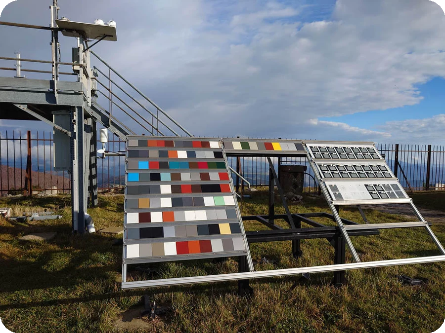 Panneaux d'échantillons SEVAR exposés au vieillissement naturel sur la plateforme du CECA