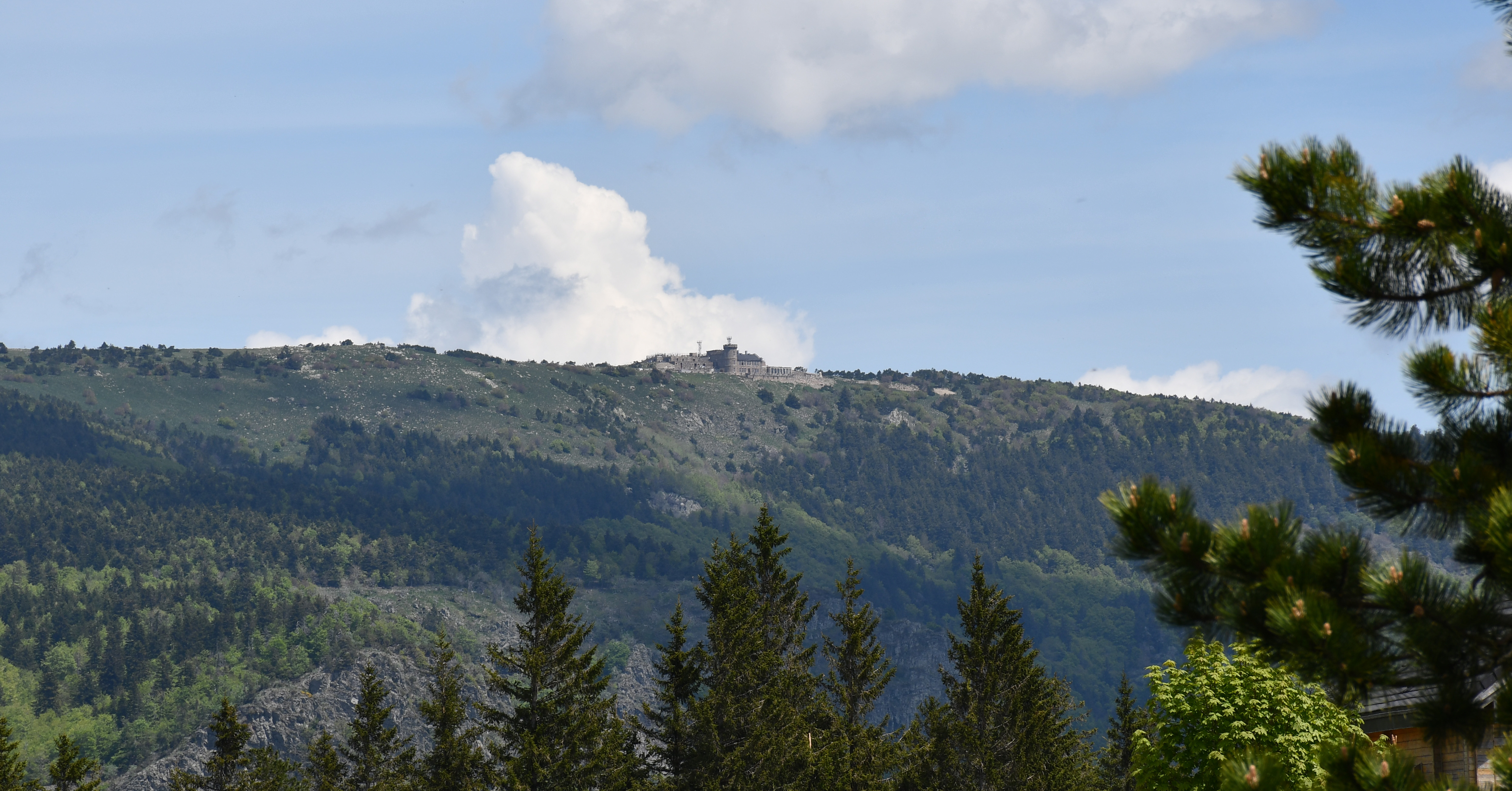 Vue aérienne de l'observatoire du Mont Aigoual l'été